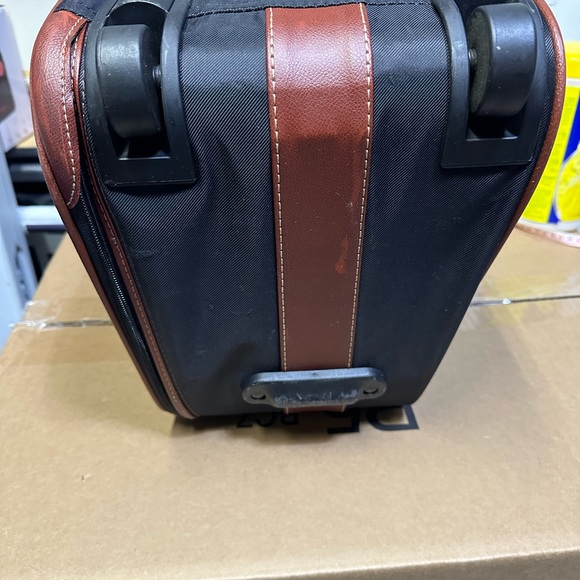 Samsonite carry on two wheel luggage - Picture 5 of 9